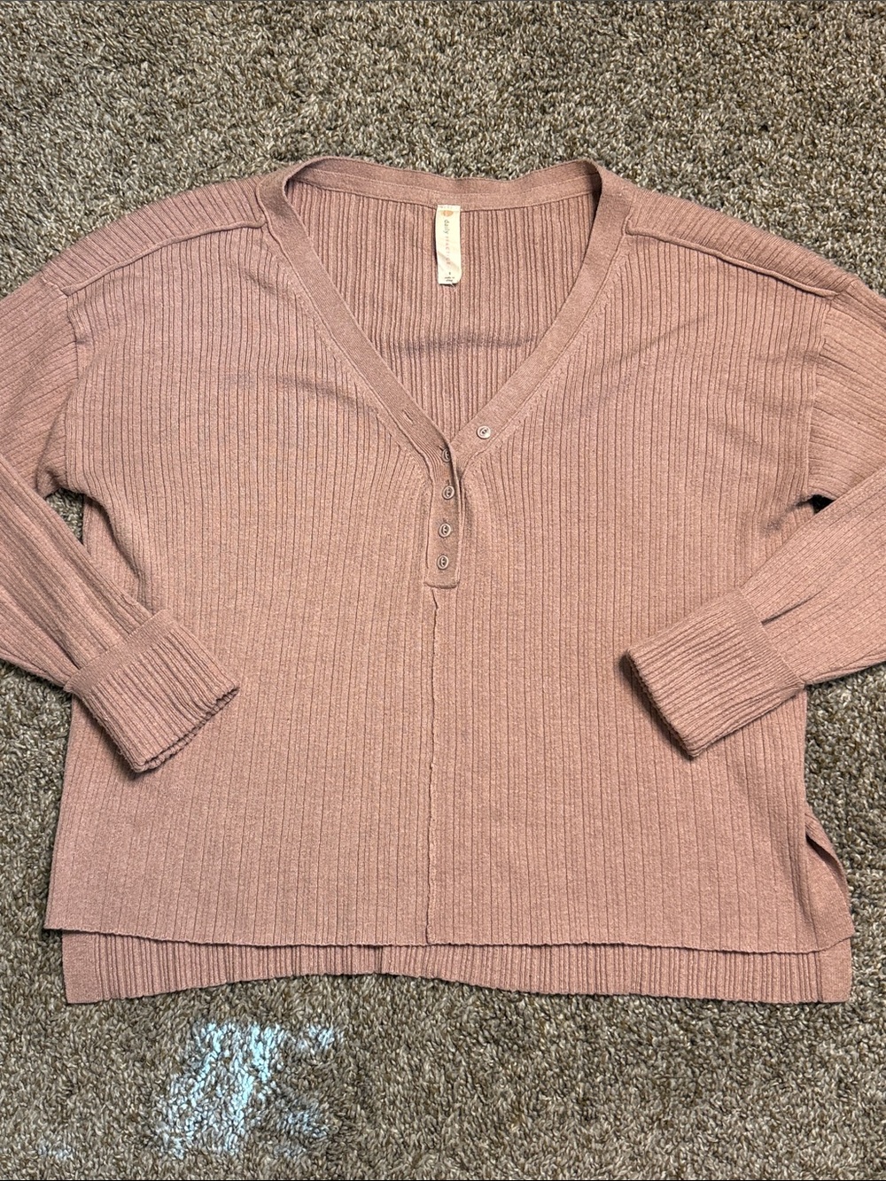 Ribbed V-Neck Henley Top in Dusty Rose